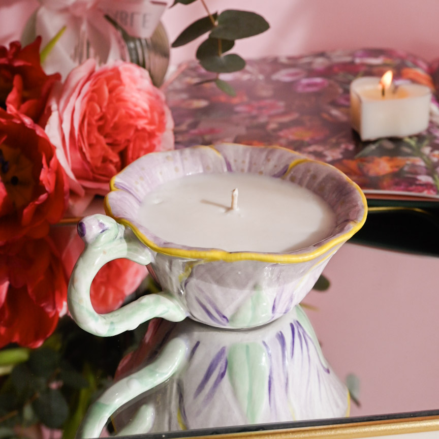 Lumânare parfumată cu Zambile Sălbatice în petale lila