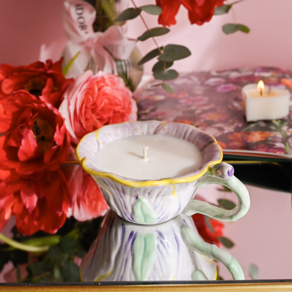 Lumânare parfumată cu Zambile Sălbatice în petale lila - imagine 3