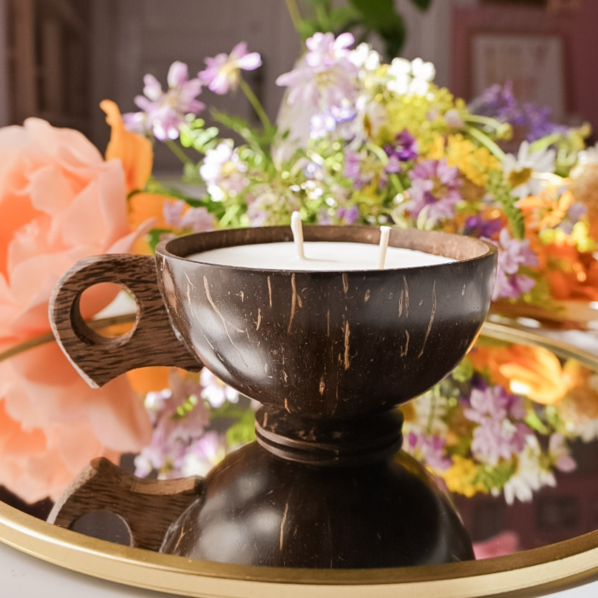 Lumânare parfumată în ceașcă cocos