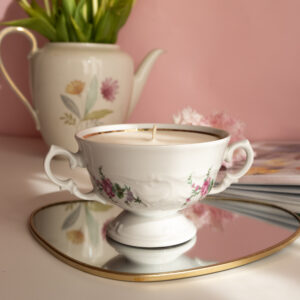 Lumânare parfumată cu Bujori catifelați în ceașcă de porțelan