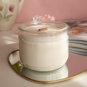 Lumânare fără parfum din ceară de soia cu fitil de lemn