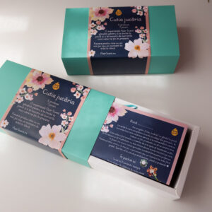Am lucrat la ceva foarte diferit pentru Flair Scent. Se numește „Cutia Jucăria”. Și simt că prin ea am scos o bucățică din mine, din lucrurile care mă ajută să încetinesc când viața devine prea gălăgioasă. Înăuntru sunt lumânări, jocuri mici, provocări și surprize gândite pentru oamenii care simt că au nevoie de puțină joacă, liniște și prezență. Am făcut doar 40 de cutii și nu cred că ediția asta va mai exista identic. Produsele din ea valorează 279 lei, dar am vrut să rămână o invitație accesibilă la joacă, așa că prețul ei este 199 lei.