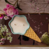 Dulce, acrișor și ceva fermecător. Dacă pofta de viață ar avea un miros, cam așa s-ar simți. Este o aromă răcoritoare și vioaie, ca un cocktail rece de fructe zemoase, proaspăt stoarse. Jucăușă ca o pinata colorată. Optimistă ca o petrecere în mijlocul săptămânii.