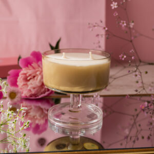 Lumânare parfumată în cupă cu picior din sticlă, elegantă pentru a o pune pe masă la o cină romantică