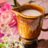 Lumânare artizanală în sosieră de ceramică cu aromă de Pâine caldă