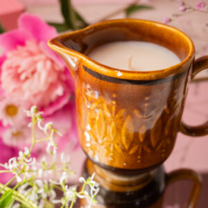 Lumânare artizanală în sosieră de ceramică cu aromă de Pâine caldă