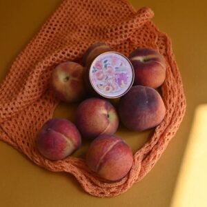 Lumânare parfumată în cutie de călătorie metalică roz pastel 100g