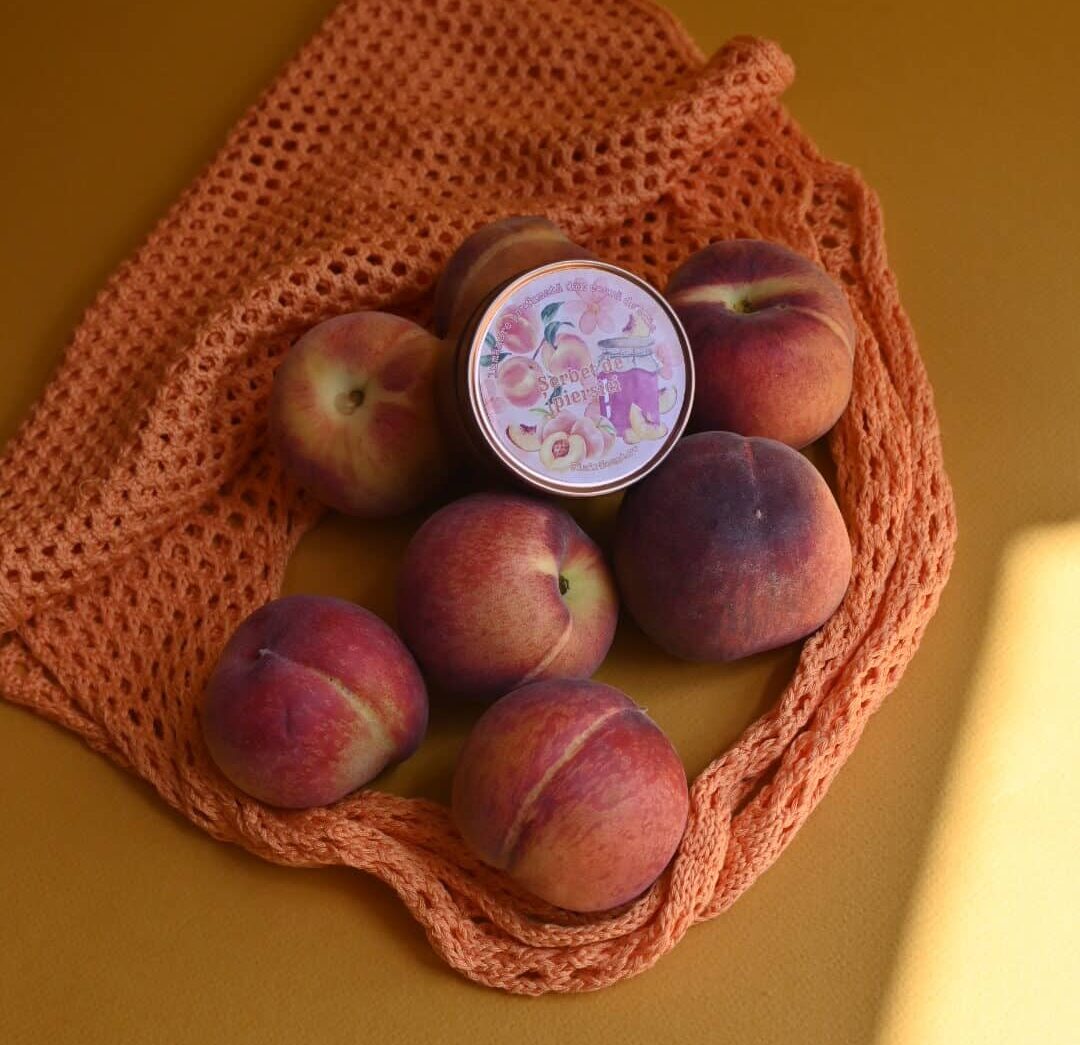 Lumânare parfumată în cutie de călătorie metalică roz pastel 100g